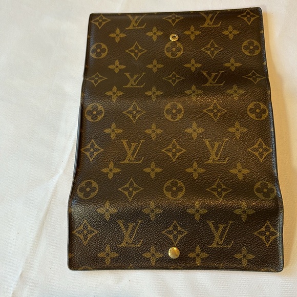 Louis Vuitton International Wallet - Picture 7 of 7